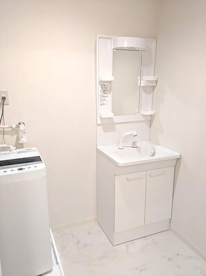 Departamento Premium, 2 habitaciones | Baño | Regadera, amenidades de baño gratuitas, secadora de cabello, pantuflas