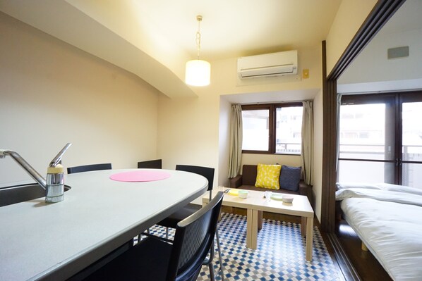 Fridge, microwave, stovetop, electric kettle - Terry's Apartment Shinsaibashi East I G05B (Osaka)