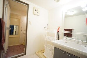 Appartement | Badkamer | Een aparte badkuip en douche, gratis toiletartikelen, een haardroger