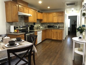 Refrigerador, microondas, horno, placa de cocina