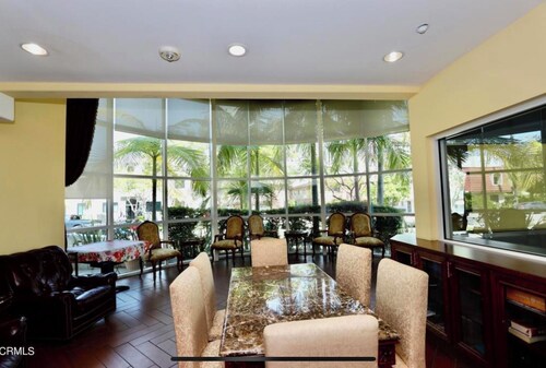910 sqft, firm king + firm queen, 2 bath, inc. Parking, 1 block from Starbucks.