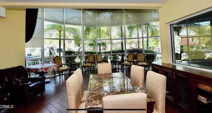 910 sqft, firm king + firm queen, 2 bath, inc. Parking, 1 block from Starbucks.