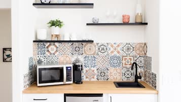 Refrigerador, microondas, cafetera y tetera y utensilios de cocina