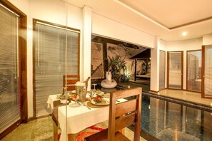 Dining - Lovely private pool, great location (Seminyak)