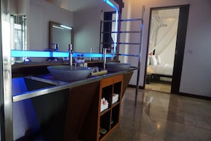 1 bedroom, in-room safe, iron/ironing board, free WiFi