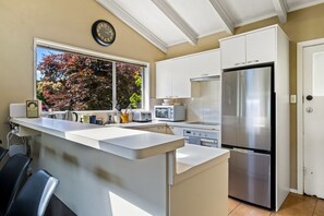 Geladeira, micro-ondas, lava-louças, torradeira