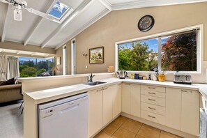 Kühlschrank, Mikrowelle, Geschirrspüler, Toaster