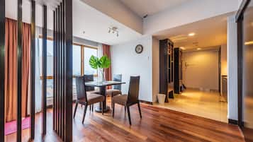 Deluxe King Room | In-room dining