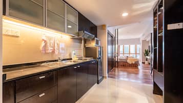 Deluxe King Room | Private kitchenette | Fridge, microwave, stovetop, electric kettle