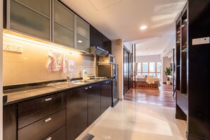 Deluxe King Room | Private kitchenette | Fridge, microwave, stovetop, electric kettle