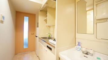 Apartamento | Banheiro | Banheira e chuveiro separados, banheira de imersão