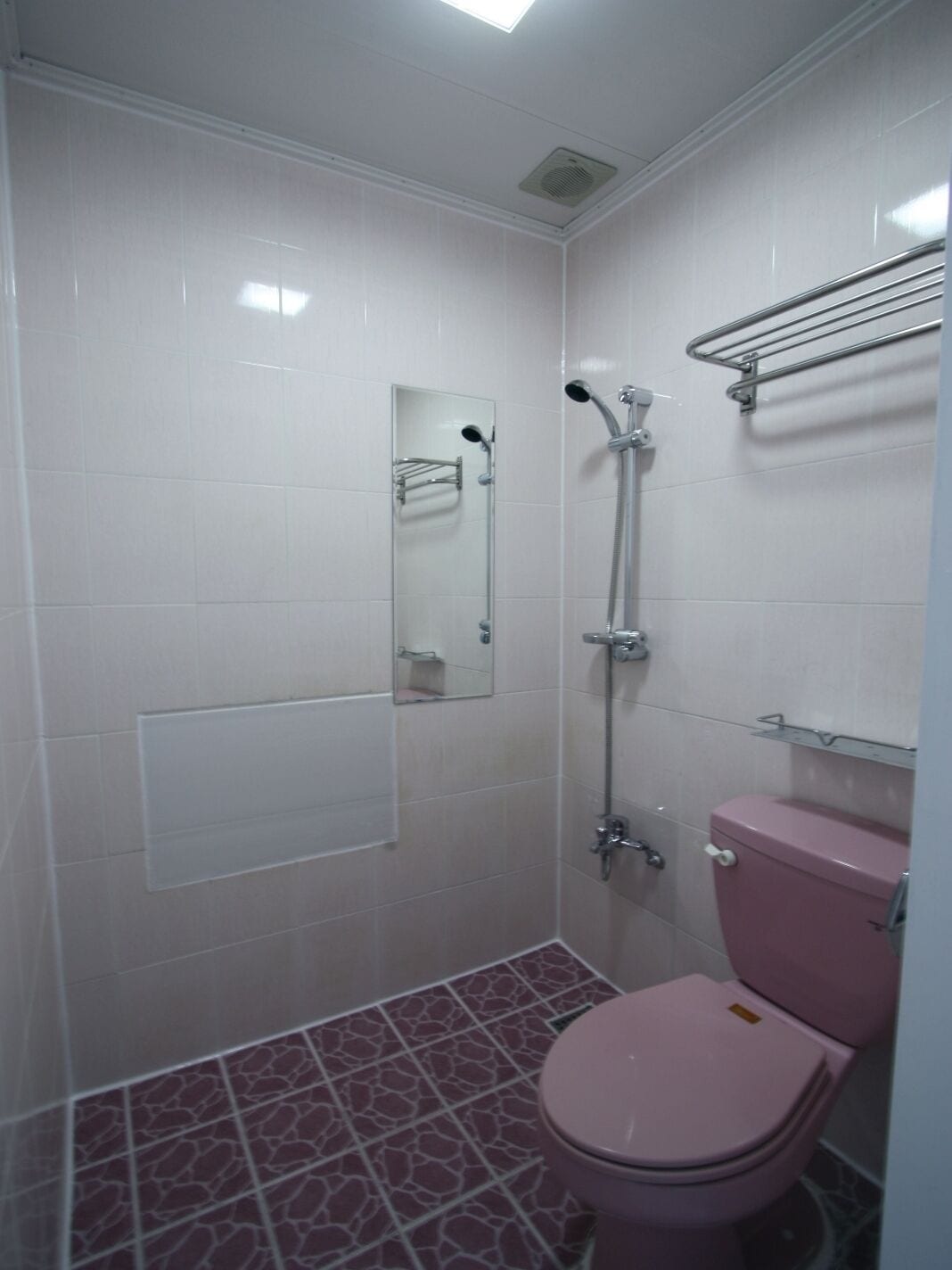 Shower, perlengkapan mandi gratis, pengering rambut, dan handuk