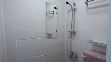 Dusch, gratis toalettartiklar, hårtork och handdukar