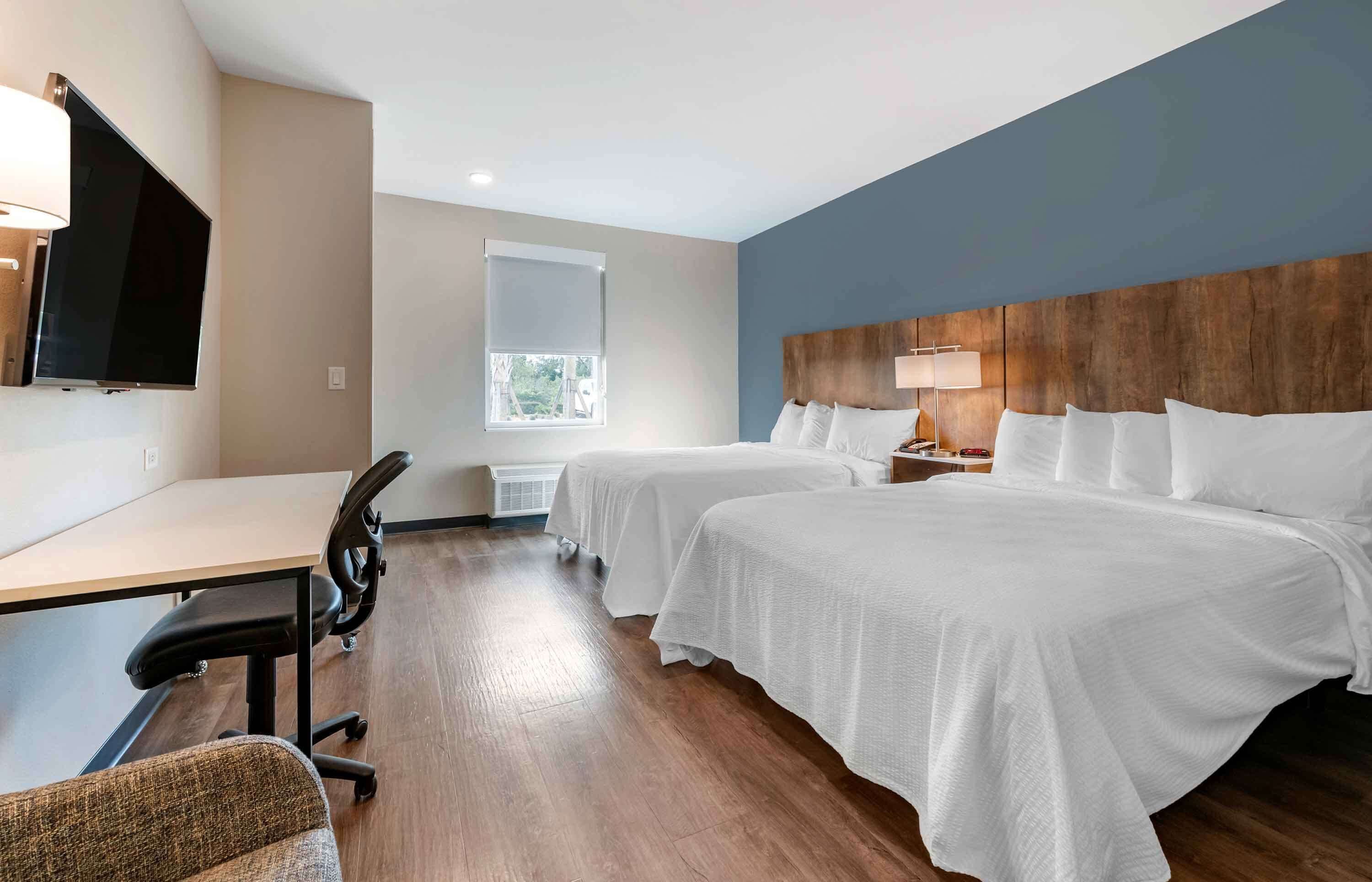 Studio – standard, 2 queensize-senger, ikke-røyk, kjøleskap og mikrobølgeovn | Sengetøy av topp kvalitet, skrivebord og skrivebord for bærbar PC