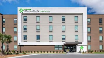 Experience the comfort of Extended Stay America Premier Suites, featuring a clean, contemporary design and a welcoming entrance.