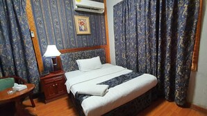 Egyptian cotton sheets, premium bedding, desk, laptop workspace - Moon Plaza Hotel (Manama)