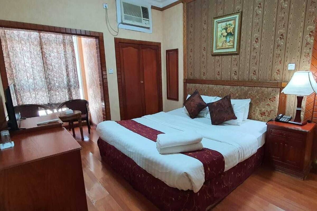 Eenvoudige tweepersoonskamer | Lakens van Egyptisch katoen, luxe beddengoed, een bureau