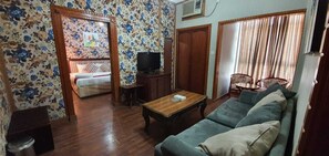 Quarto triplo clássico | Área de estar | TV de tela plana 32 polegadas com canais via satélite, TV