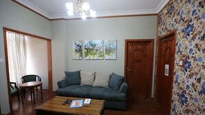 32-inch flat-screen TV with satellite channels, TV - Moon Plaza Hotel (Manama)