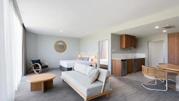 Apartamento família, 1 quarto, sacada, vista para o oceano | Roupas de cama premium, camas com colchões pillow-top, escrivaninha