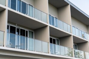 Vista frontal de la propiedad