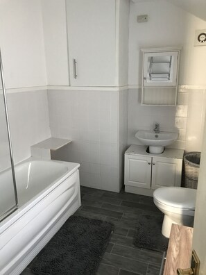 Chuveiro/banheira combinados, secador de cabelo, toalhas de banho 