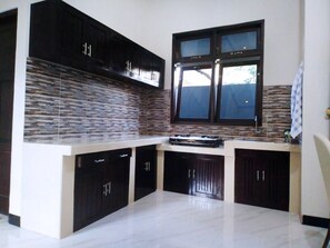 Kühlschrank, Herdplatte, Toaster, Kochgeschirr/Geschirr/Besteck