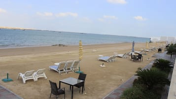 Playa privada, sillas reclinables de playa, sombrillas, toallas de playa