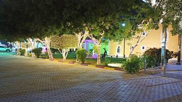 Depan hartanah - siang/malam
