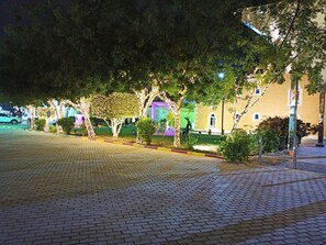 Fachada de la propiedad por la tarde o noche