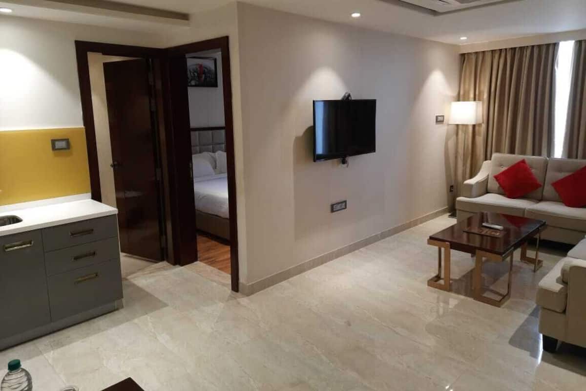 Estudi en suite júnior | Caixa forta a l'habitació, escriptori i cortines opaques
