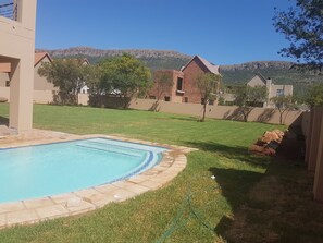 Outdoor pool - Spacious villa in a tranquil estate on the shore of the famous Hartbeepoort dam (Kosmos)