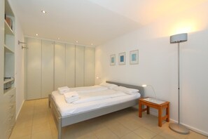 Unclassified image, 4 of 16, button