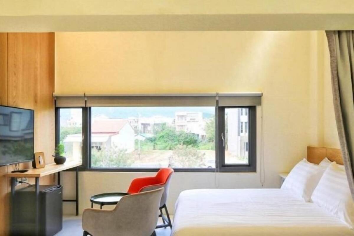 Escritorio, espacio para trabajar con laptop y cortinas blackout