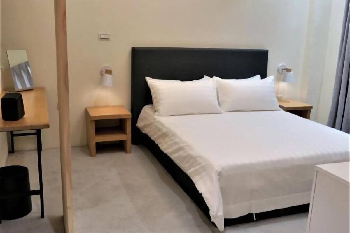 Escritorio, espacio para trabajar con laptop y cortinas blackout