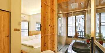 Habitación cuádruple, 1 habitación, no fumadores, terraza | Baño | Ducha, cabezal de ducha con hidromasaje, secador de pelo y toallas