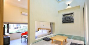 Muebles diferentes, escritorio y espacio para trabajar con laptop 