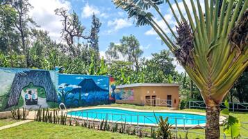 Alberca al aire libre y camastros