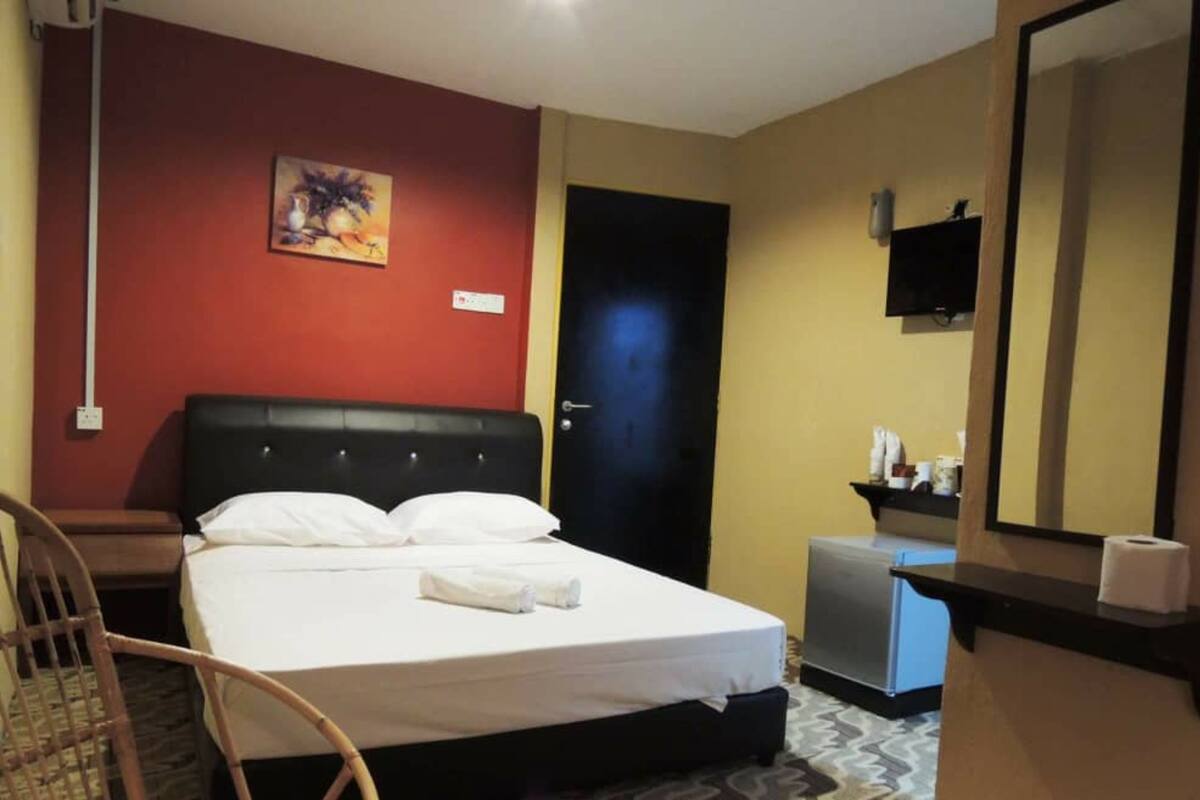 Tabla de planchar con plancha, wifi gratis y ropa de cama