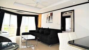 อพาร์ทเมนท์ | ห้องนั่งเล่น | ทีวี 30 นิ้ว พร้อมช่องดิจิตอล, โต๊ะปิงปอง