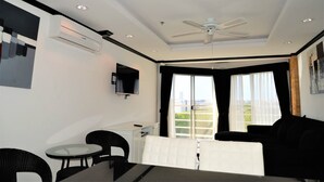 อพาร์ทเมนท์ | ห้องนั่งเล่น | ทีวี 30 นิ้ว พร้อมช่องดิจิตอล, โต๊ะปิงปอง