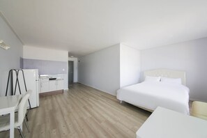 Refrigerador, microondas, placa de cocina, lavavajillas