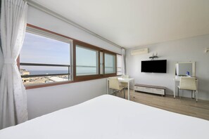 Family Room, Ocean View | Free WiFi - VeneChia Pension (Goseong)