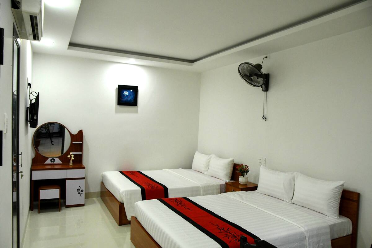 Premium bedding, minibar, desk, blackout curtains