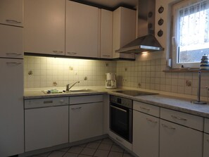 Kühlschrank, Mikrowelle, Ofen, Geschirrspüler