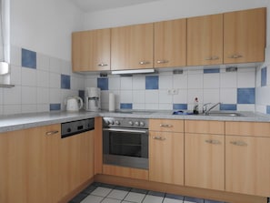 Kühlschrank, Mikrowelle, Ofen, Geschirrspüler