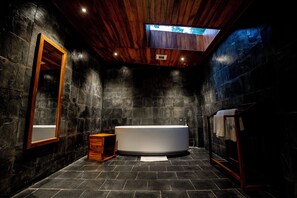 De Belle Villa | Kylpyhuone | Ilmaiset hygieniatuotteet, hiustenkuivaaja, tohvelit, pyyhkeet