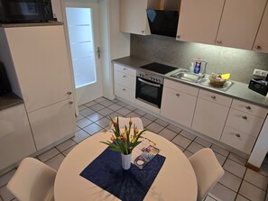 Kühlschrank, Mikrowelle, Ofen, Geschirrspüler