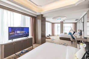 Kamar Keluarga | Minibar, brankas, meja kerja, dan tirai kedap cahaya