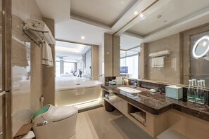 Familienzimmer | Badezimmer | Kostenlose Toilettenartikel, Haartrockner, Bademäntel, Hausschuhe